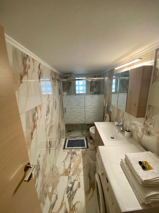 Luxury Suite 10' From The Center Athen Exterior foto
